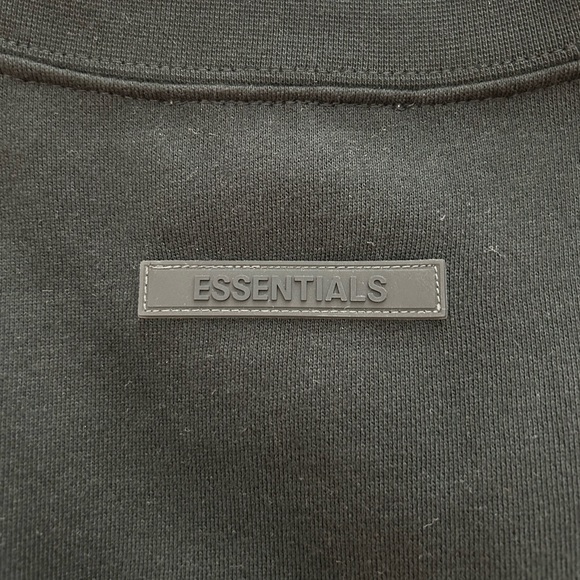 Essential Pullover Black Crewneck - Picture 4 of 5